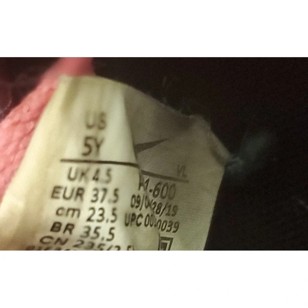 Nike Tiempo Legend 8 Club Soccer Cleats Youth Size 5Y‎ Pink